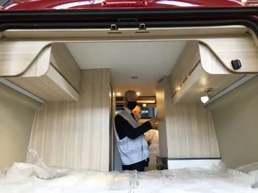 À Mayenne, sur le site Rapido le ministre Franck Riester rend...